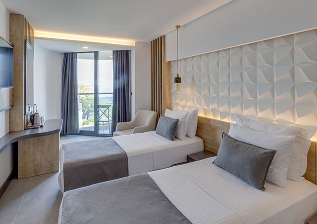 rooms-deluxe-room-balcony