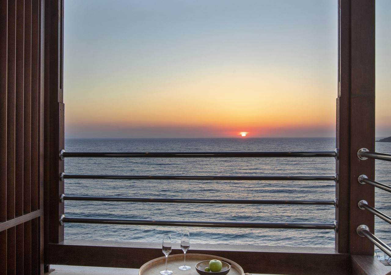 rooms-deluxe-balcony-sea-view-room