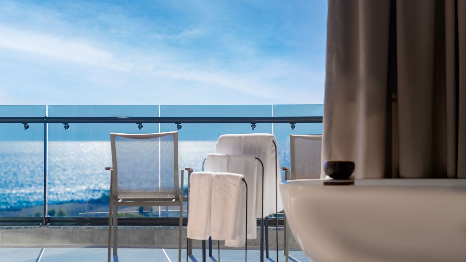 rooms-alarcha-suite-sea-view-room