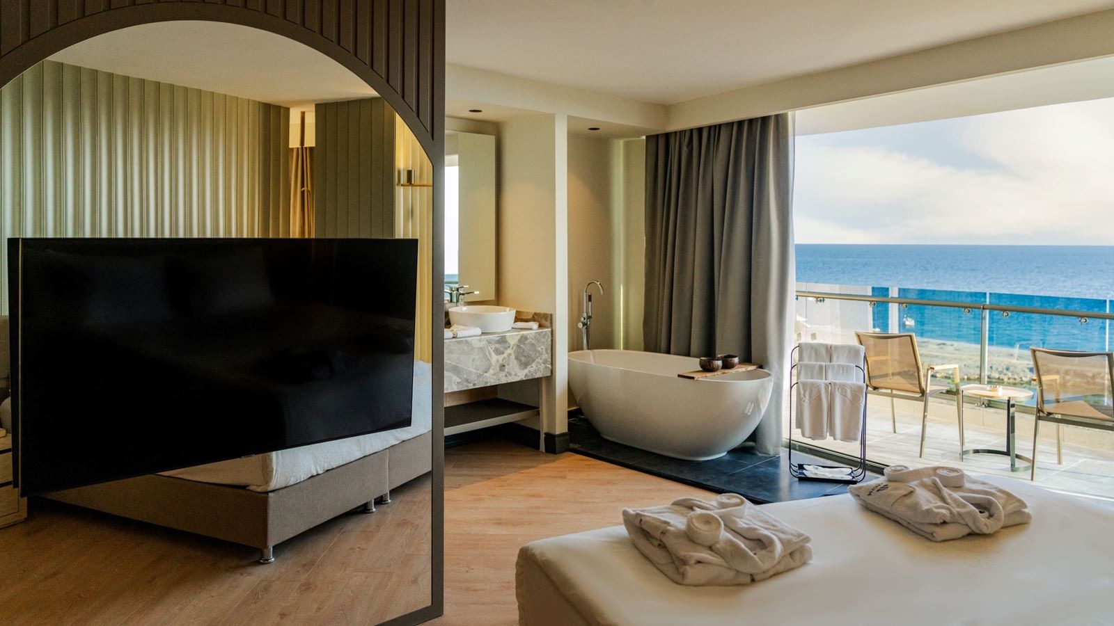 rooms-alarcha-suite-sea-view-room