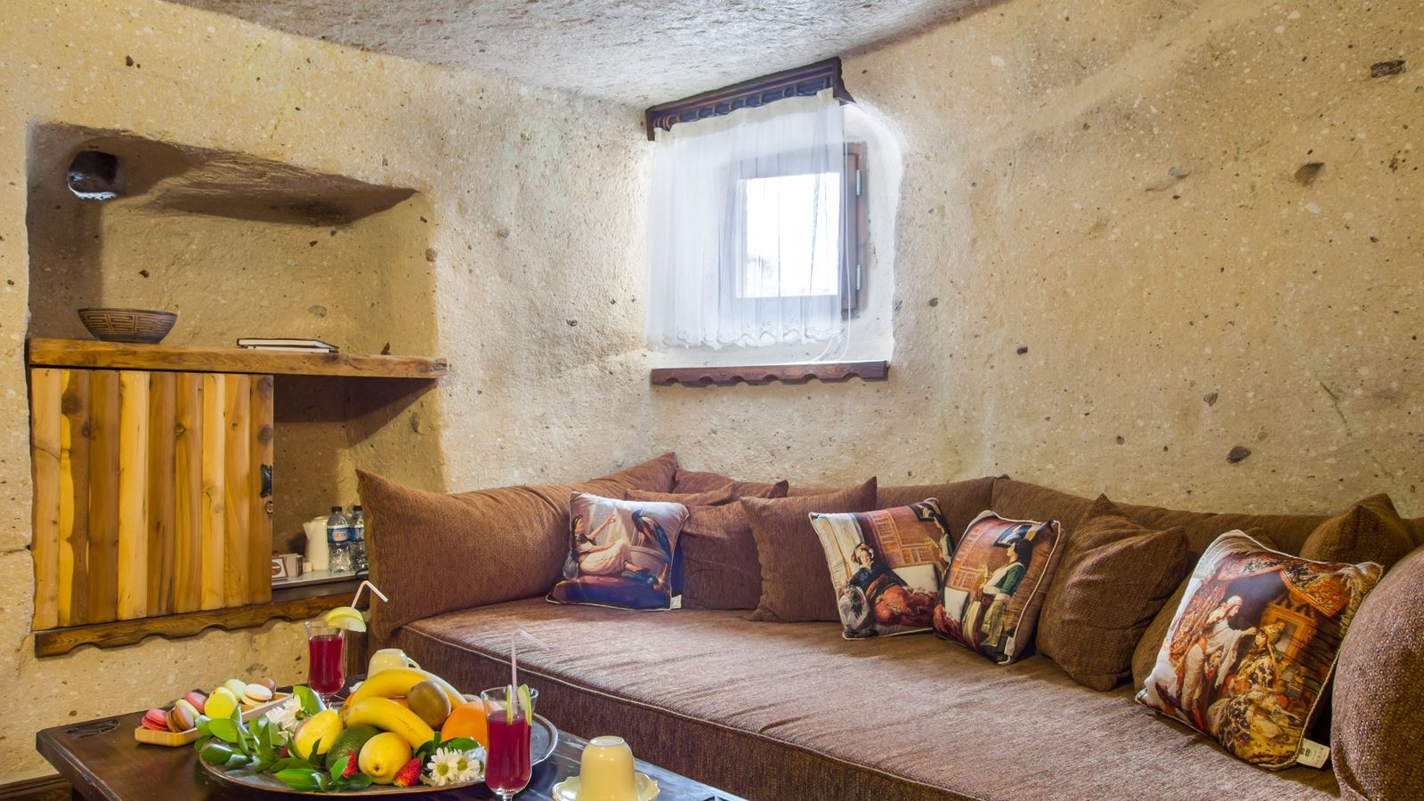 rooms-royal-cave--pool-suite