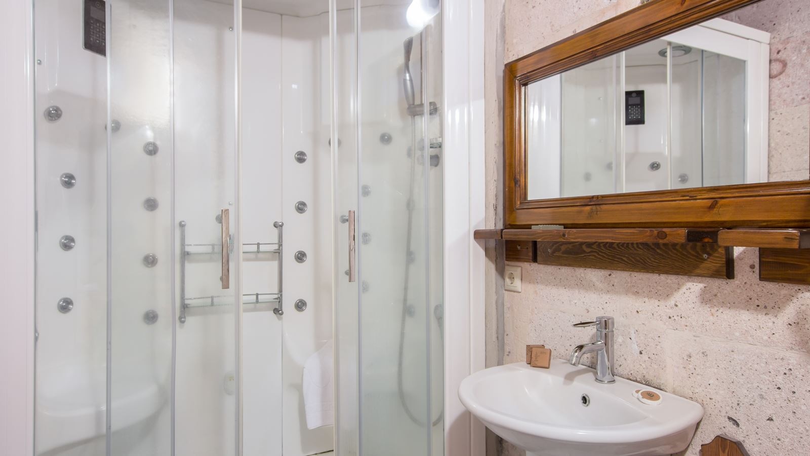 rooms-royal-cave--pool-suite