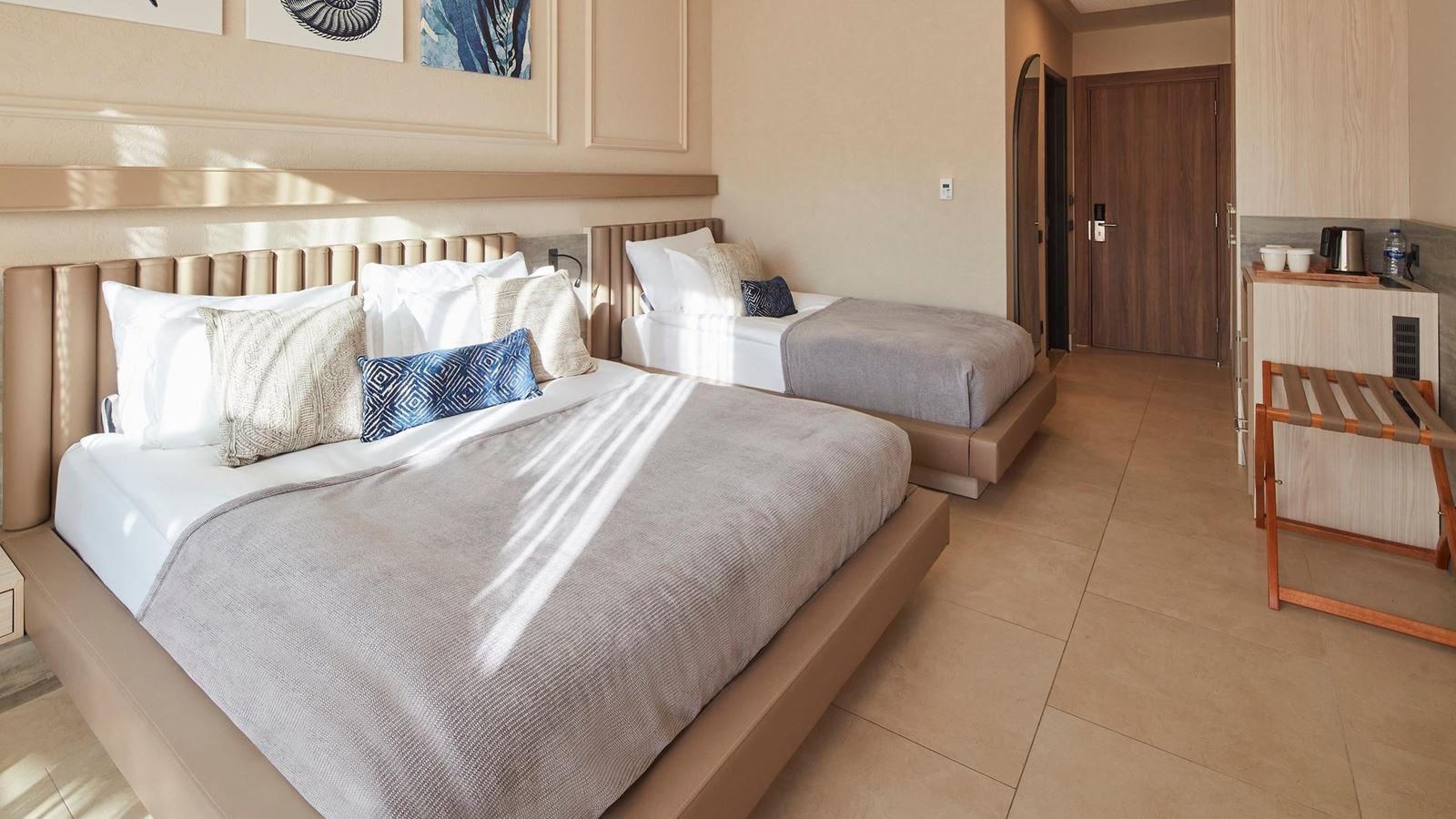 rooms-deluxe-pool-view-room