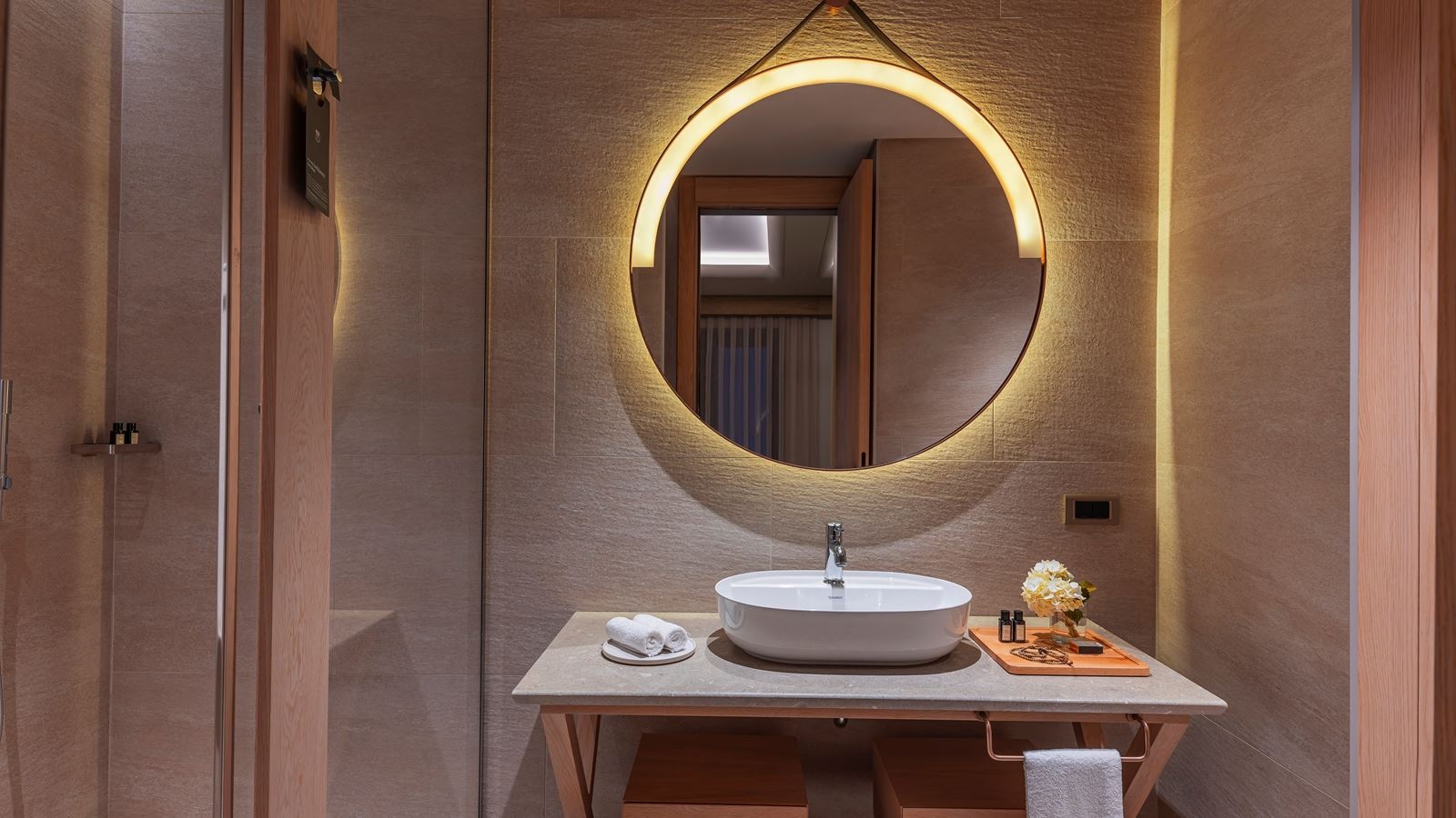 rooms-deluxe-king-with-land-view