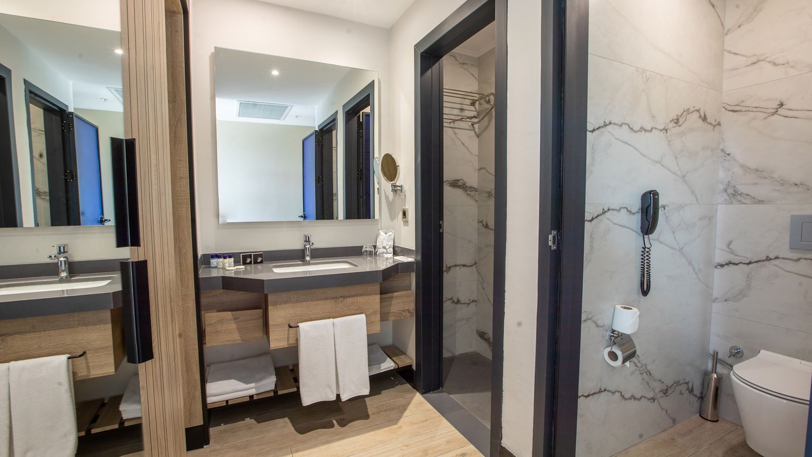 rooms-family-room-2-bedrooms-land-view