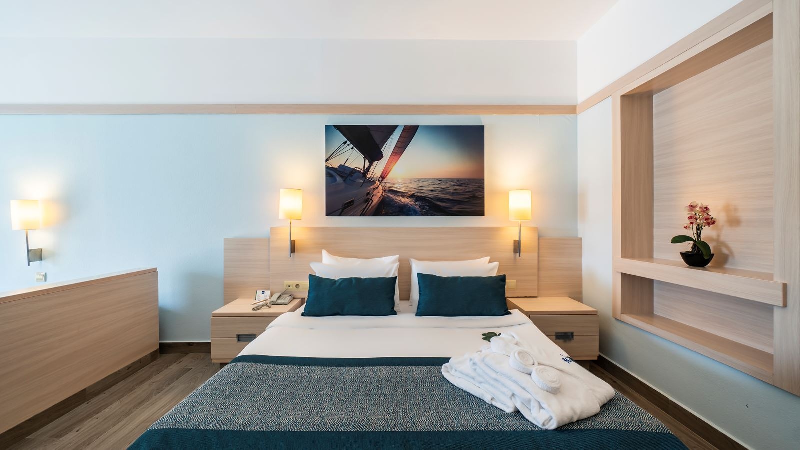 rooms-coral-large-room