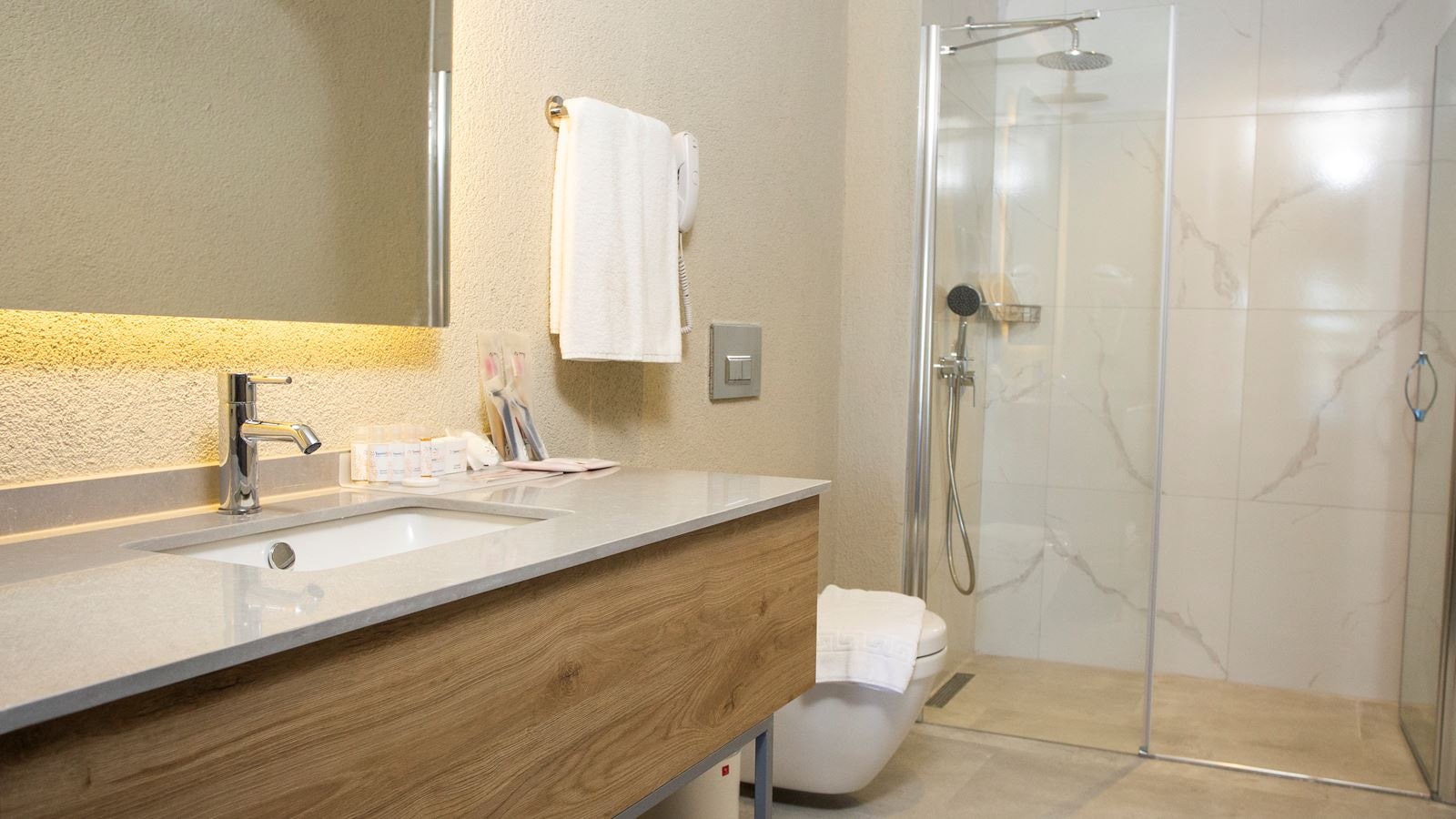 rooms-club-family-room