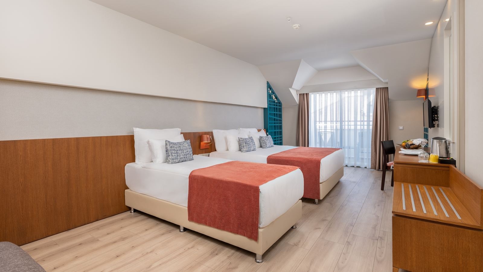 rooms-large-standard-room-balcony