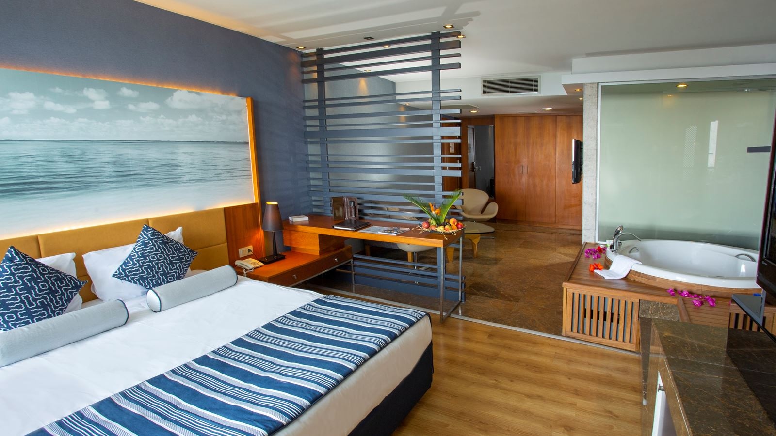 rooms-deluxe-room-with-jacuzzi