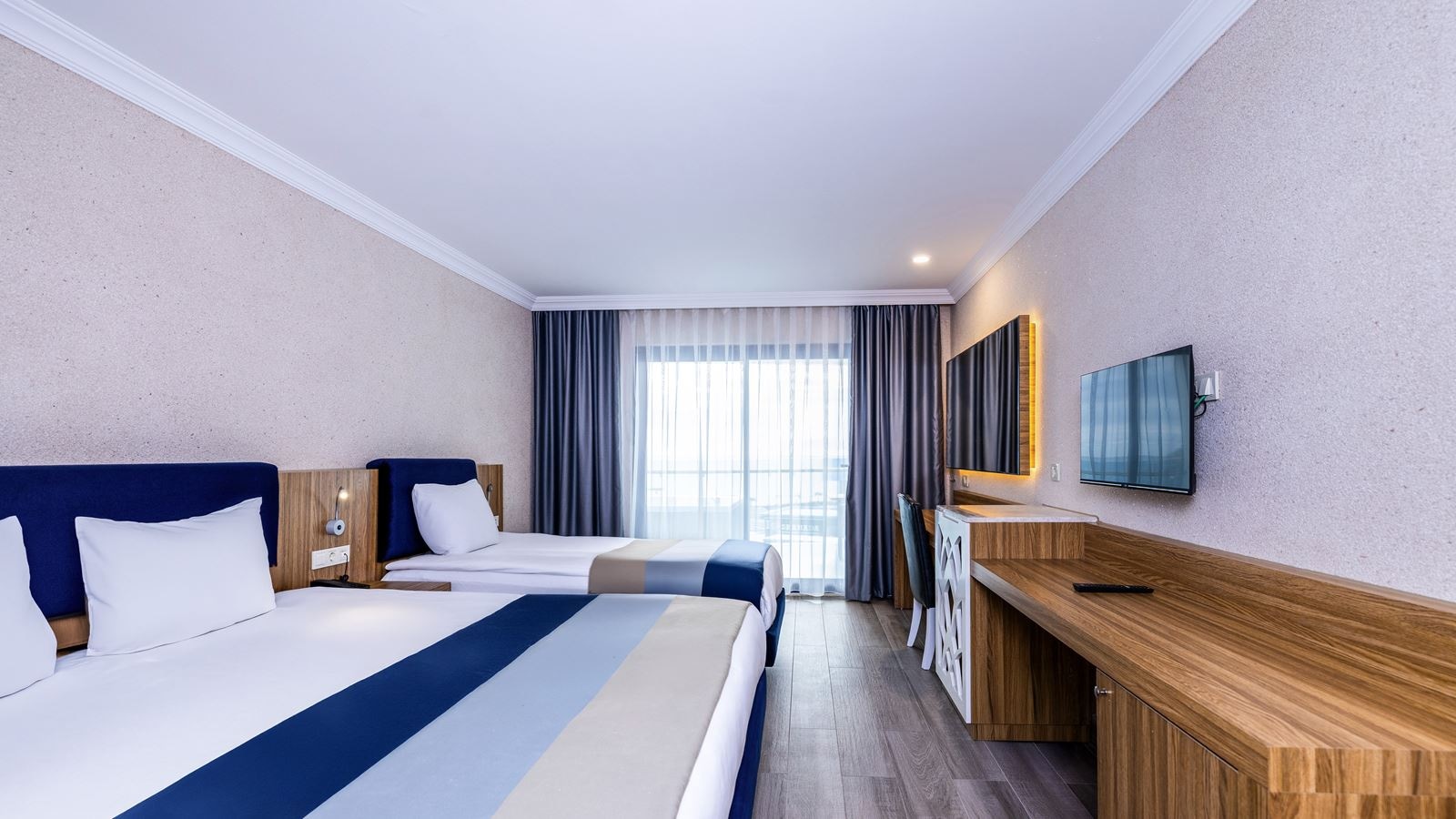 rooms-jacuzzi-deluxe-suite-sea-view