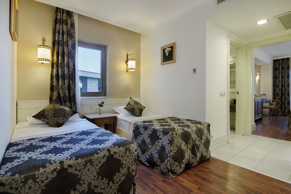 rooms-family-room-land-view-type-1