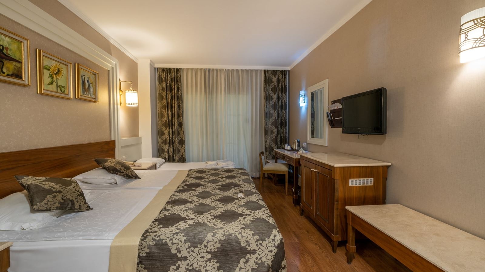 rooms-family-deluxe-room-land-view-type-2