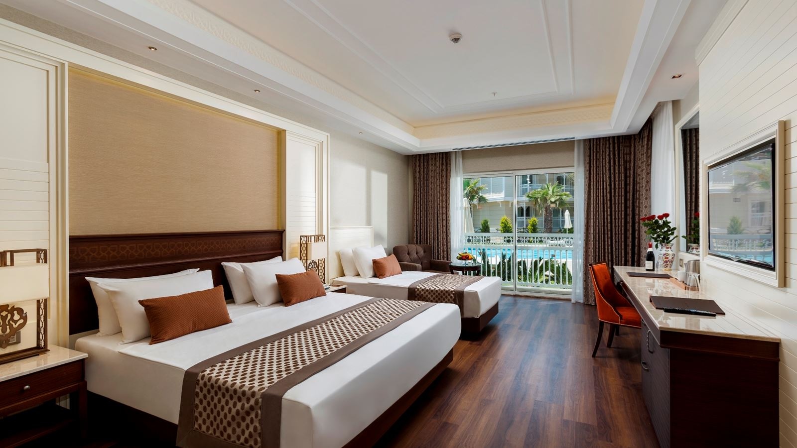 rooms-deluxe-pool-room