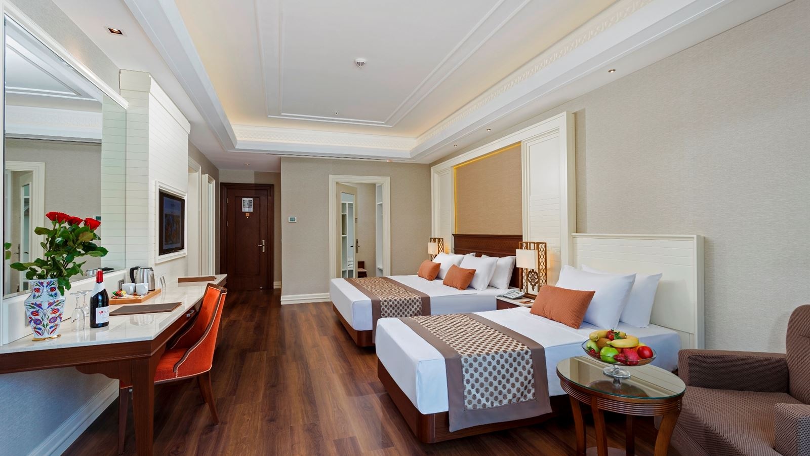 rooms-deluxe-pool-room