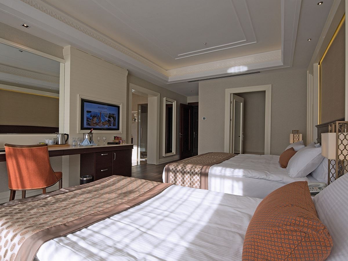 rooms-deluxe-pool-family-room