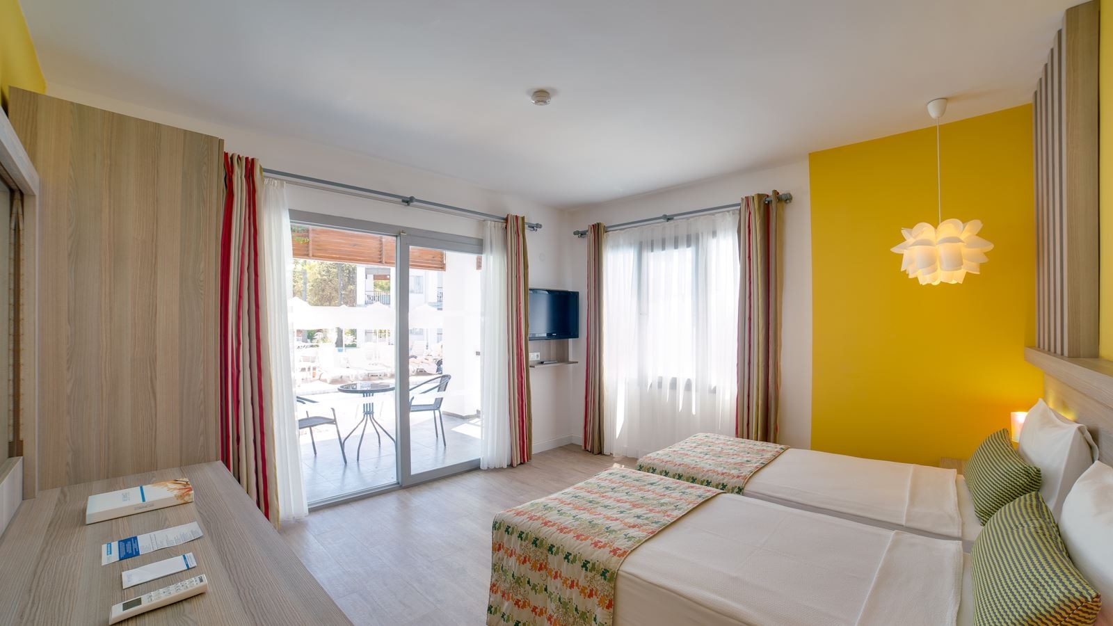 rooms-family-room-swim-up