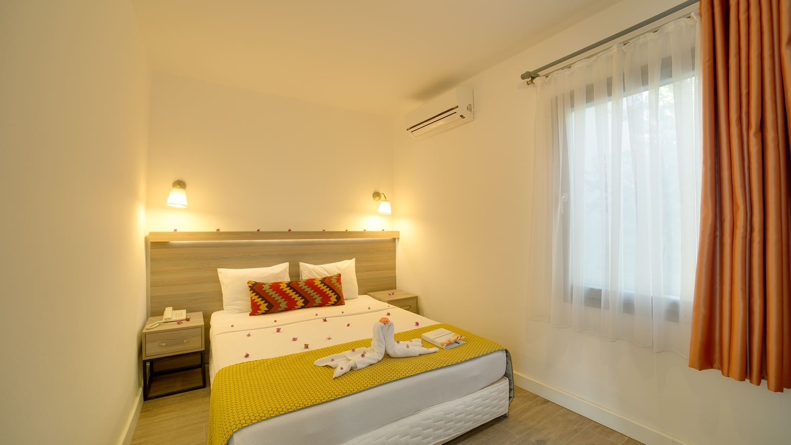 rooms-family-room-swim-up