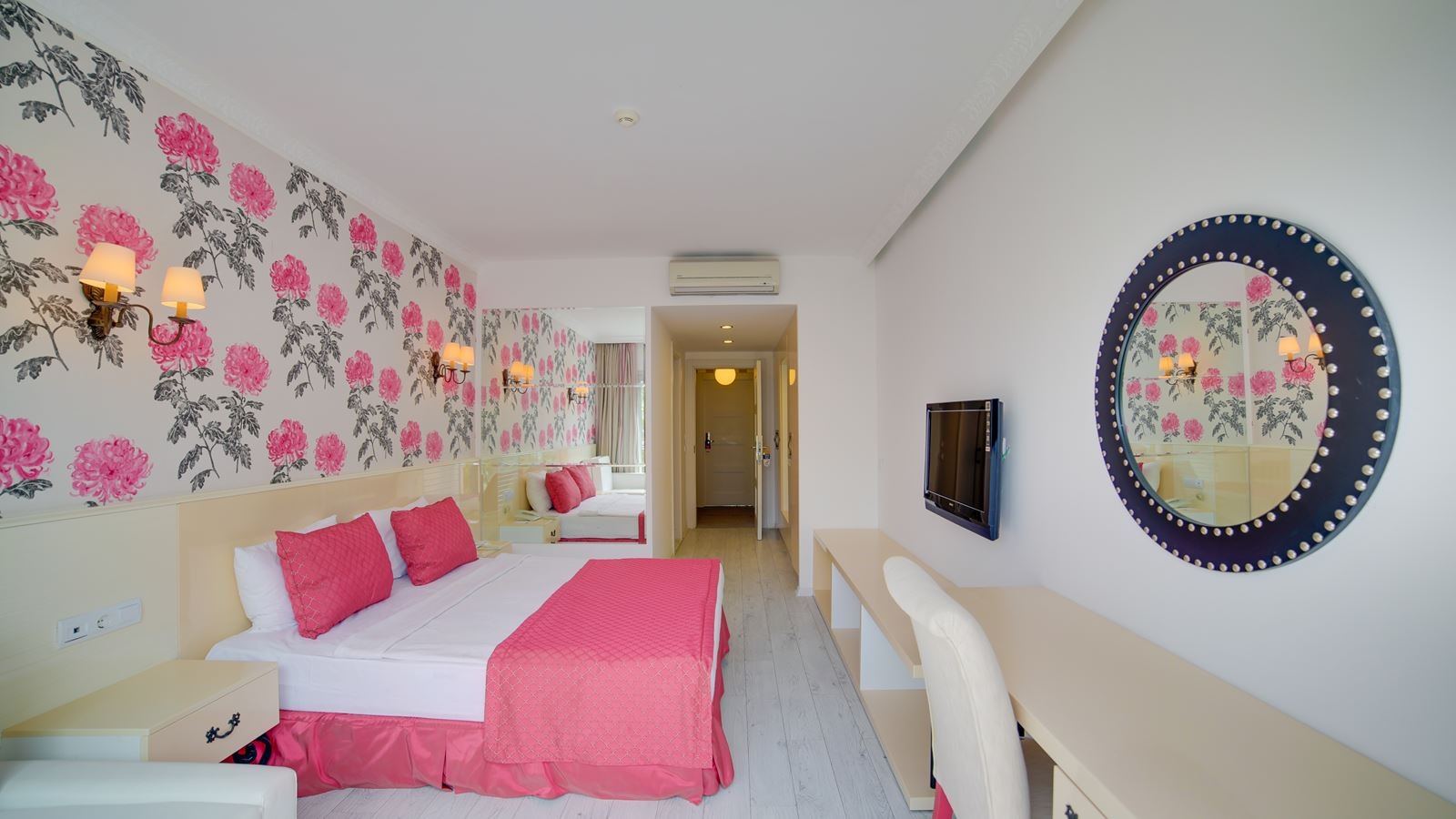 rooms-standard-pool-view-room