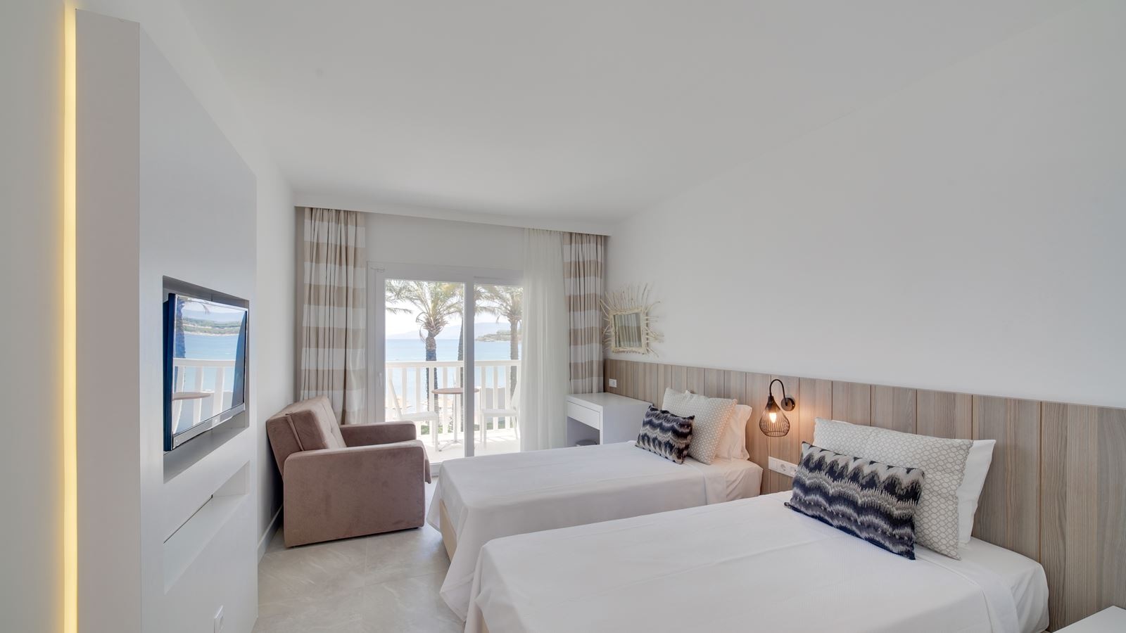 rooms-family-room-sea-view