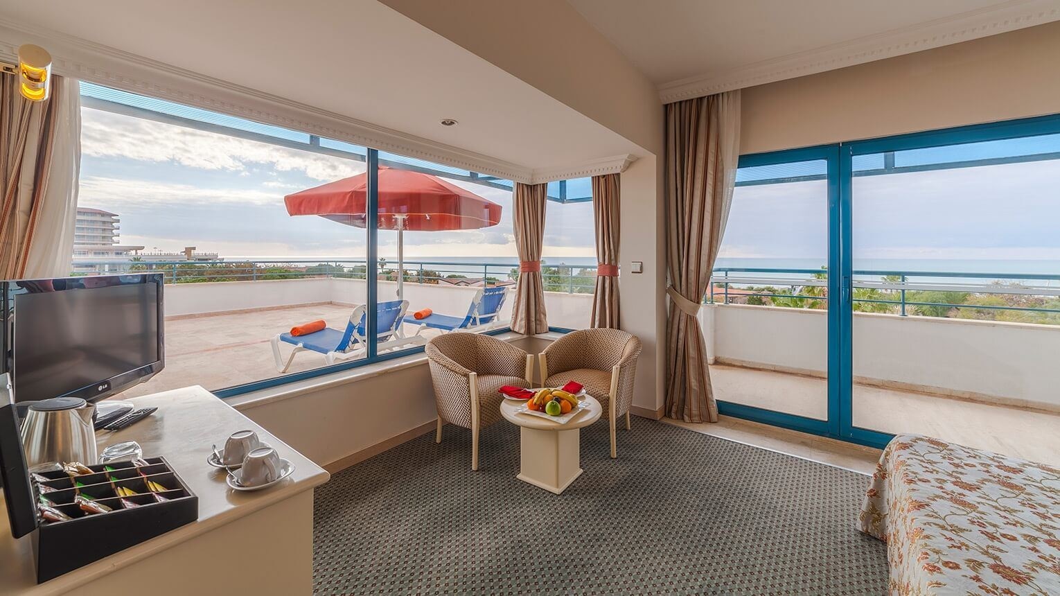 rooms-hotel-corner-terrace-room