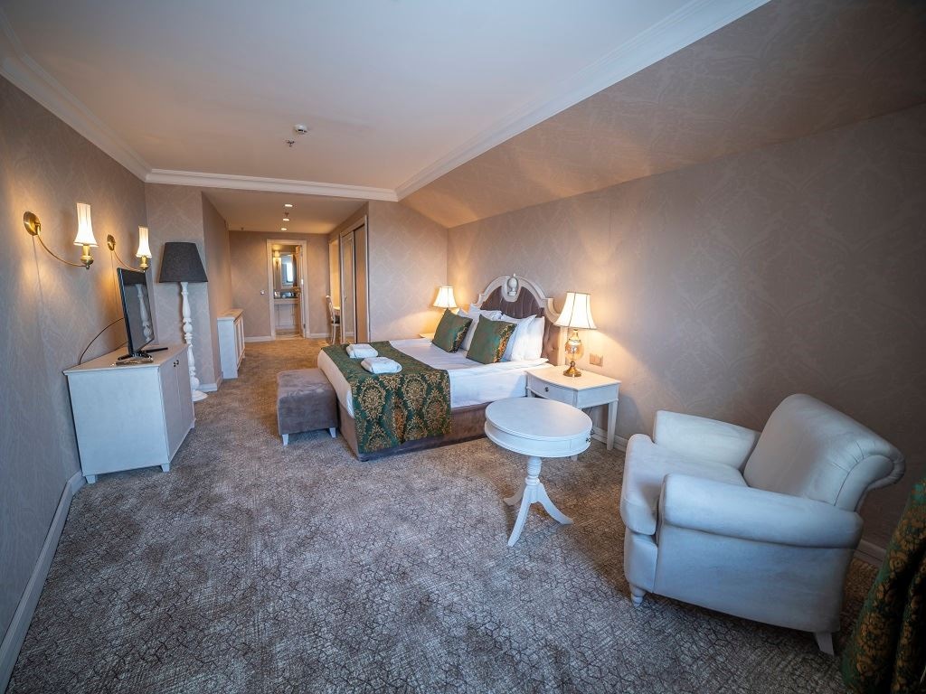 rooms-senior-suit-pist-manzarali