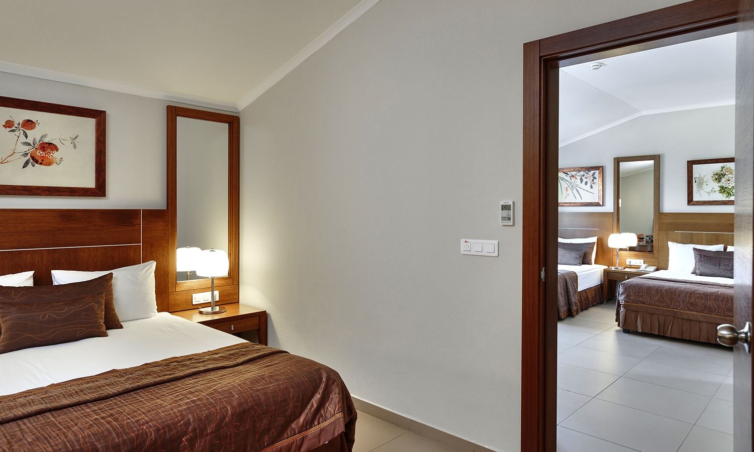 rooms-club-family-room-2-bedrooms