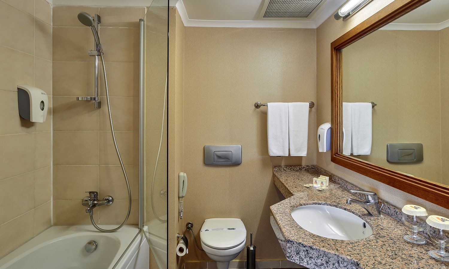 rooms-club-family-room-2-bedrooms