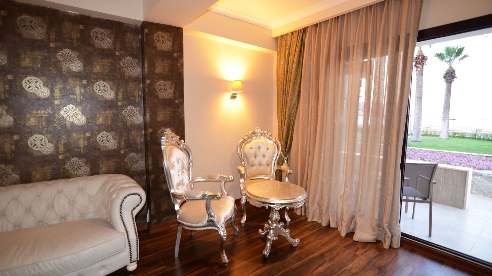 rooms-business-suite-room