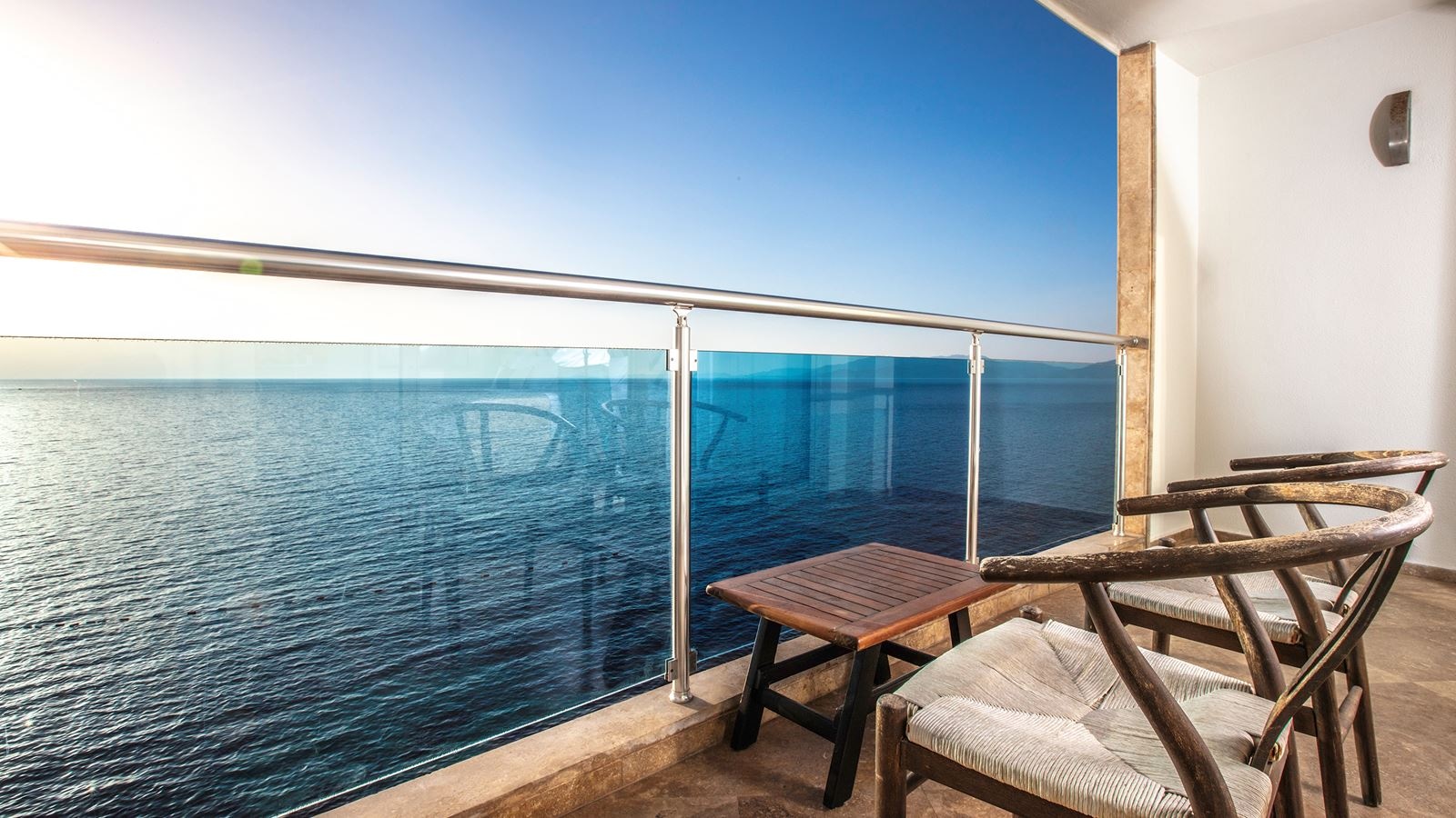 rooms-superior-room-seaview-balcony