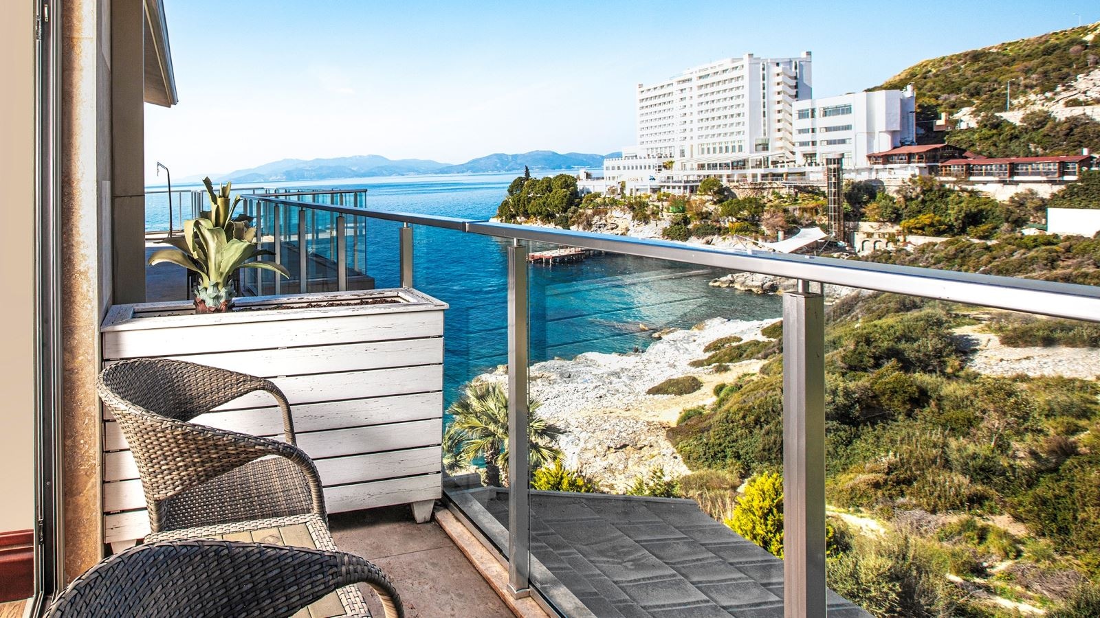 rooms-superior-room-sideseaview-balcony