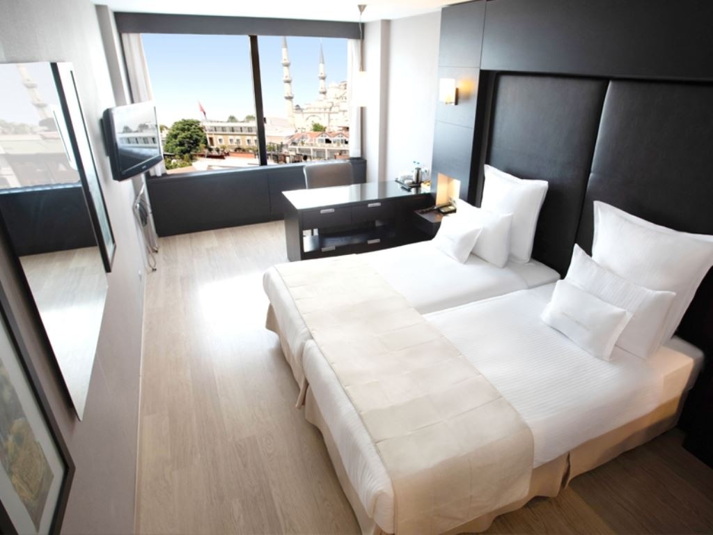 rooms-deluxe-room-city-view