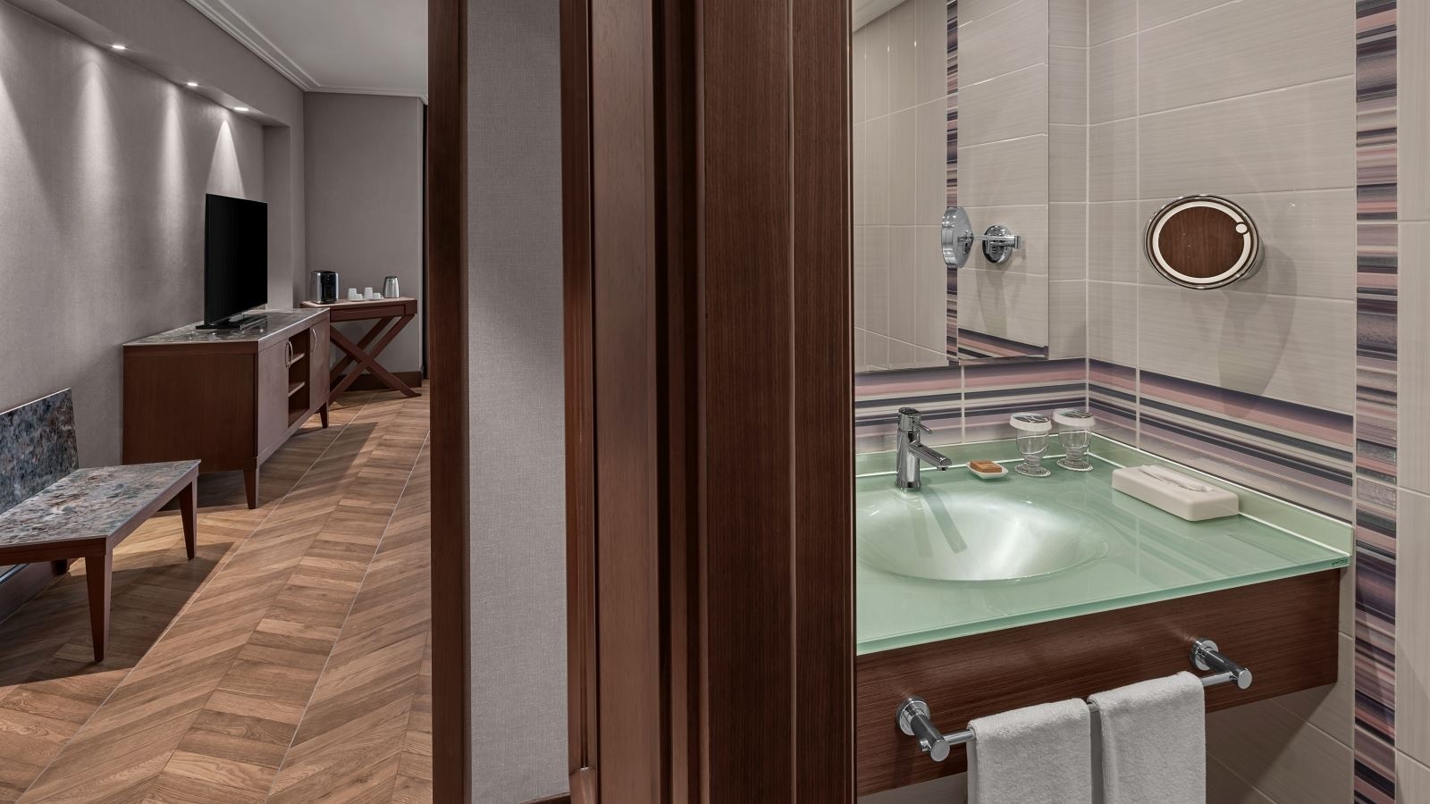 rooms-senior-suit-oda