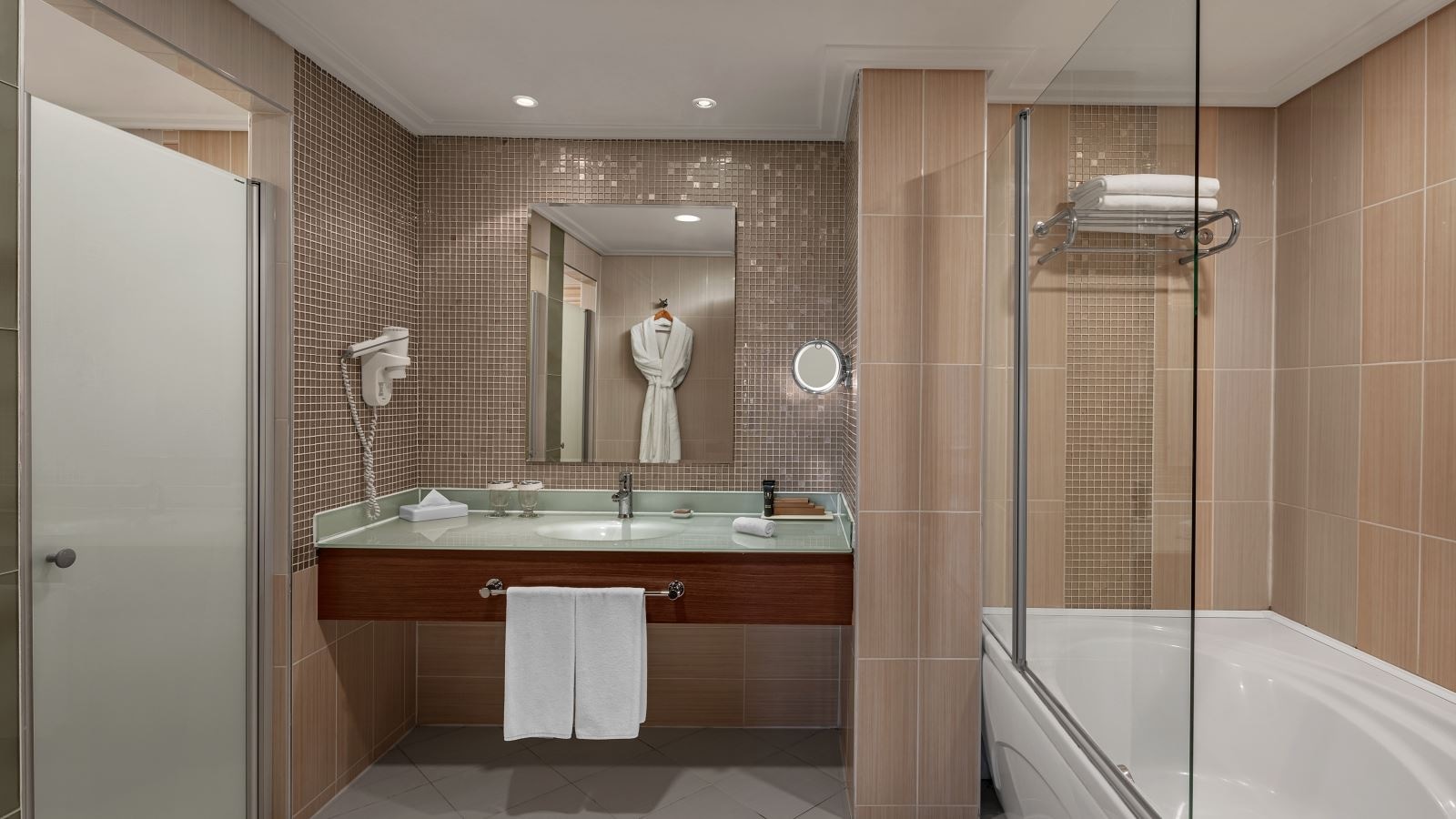 rooms-senior-suit-oda