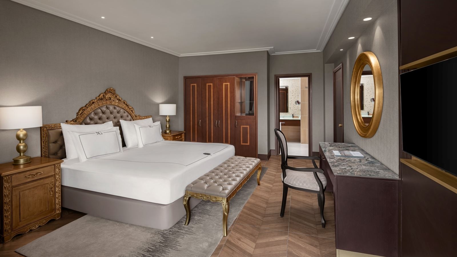 rooms-senior-suit-oda