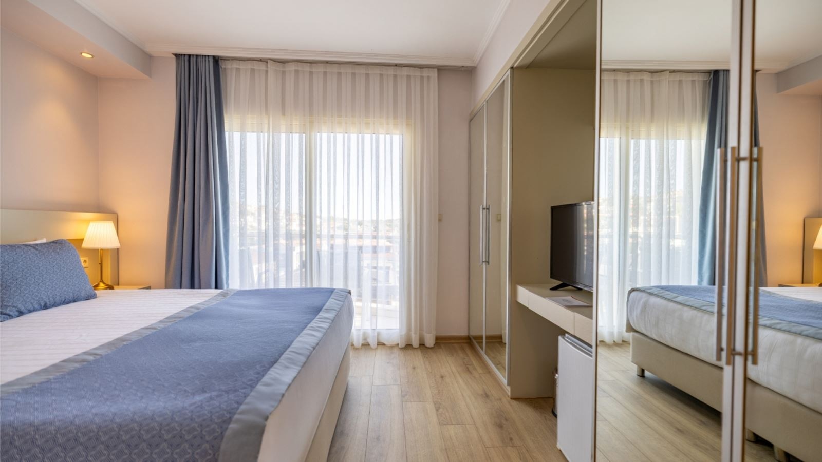 rooms-superior-room-landview-with-balcony