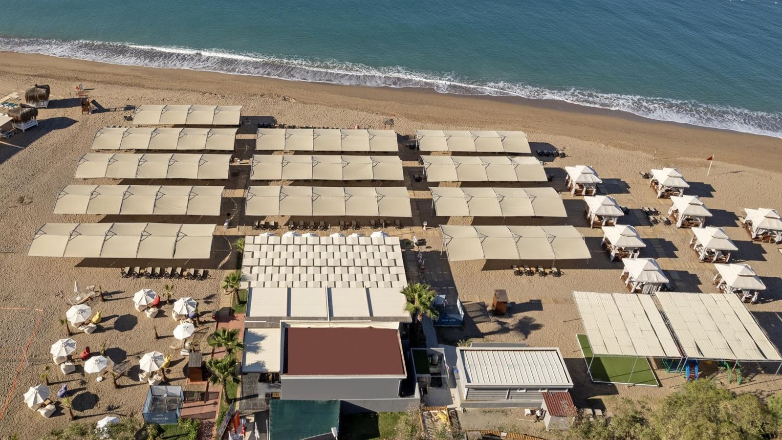 სანაპირო - კერძო პლაჟი საზოგადოებრივ ადგილას