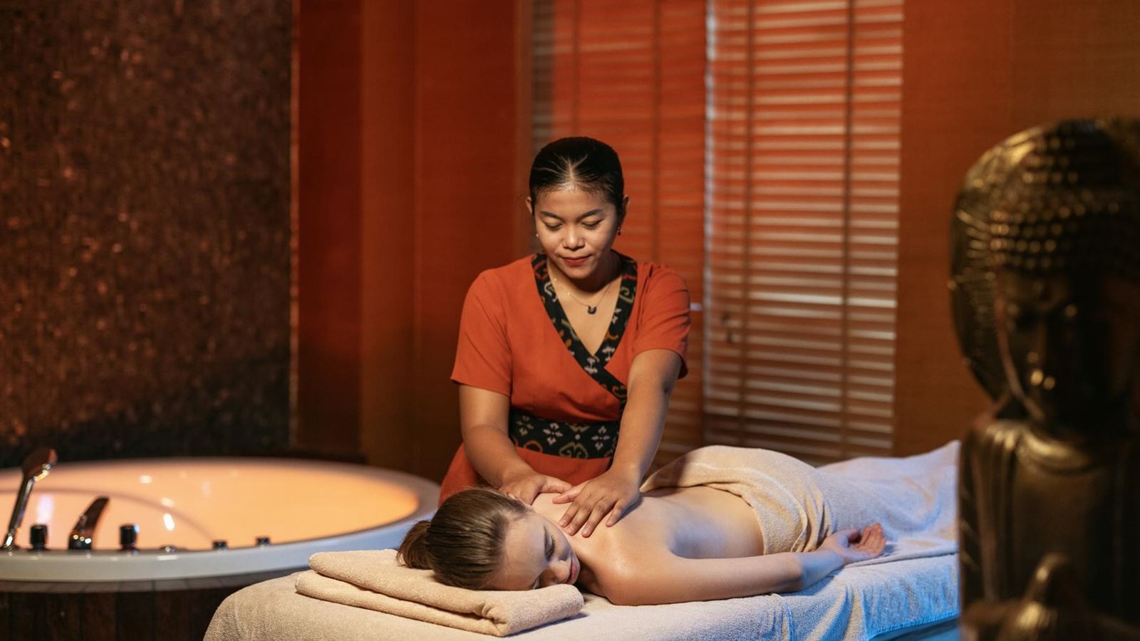 აუზები და SPA-ცენტრი - მასაჟი