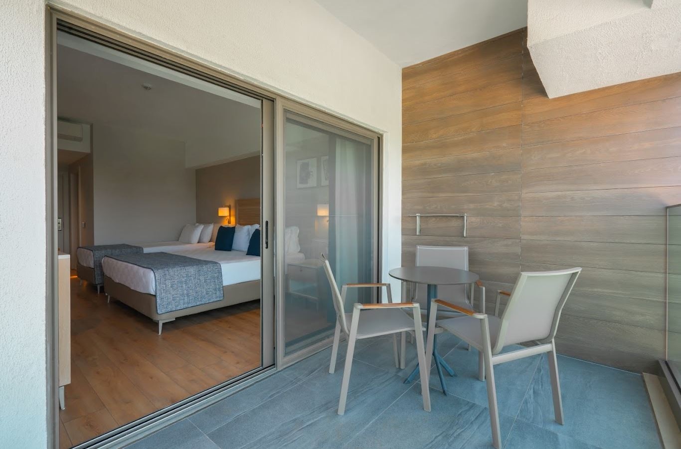 rooms-triple-land-room