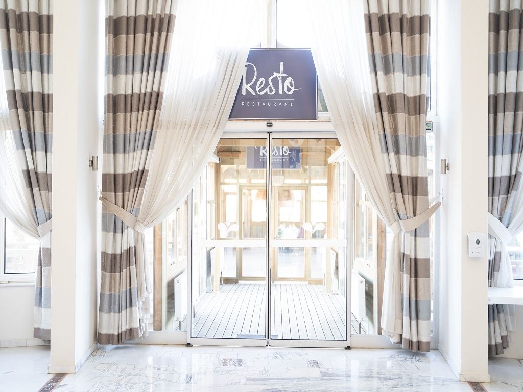 restaurants-restaurant