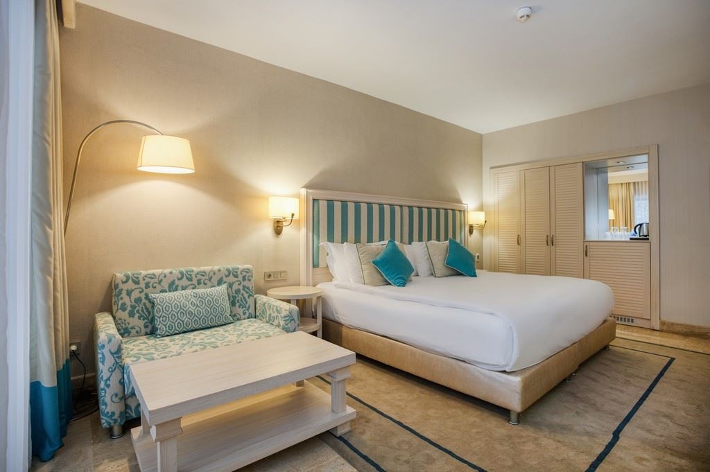 rooms-deluxe-family-room