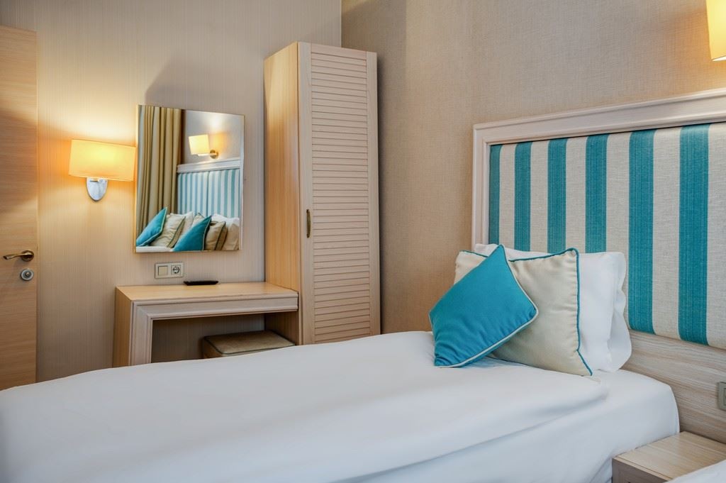 rooms-deluxe-family-room