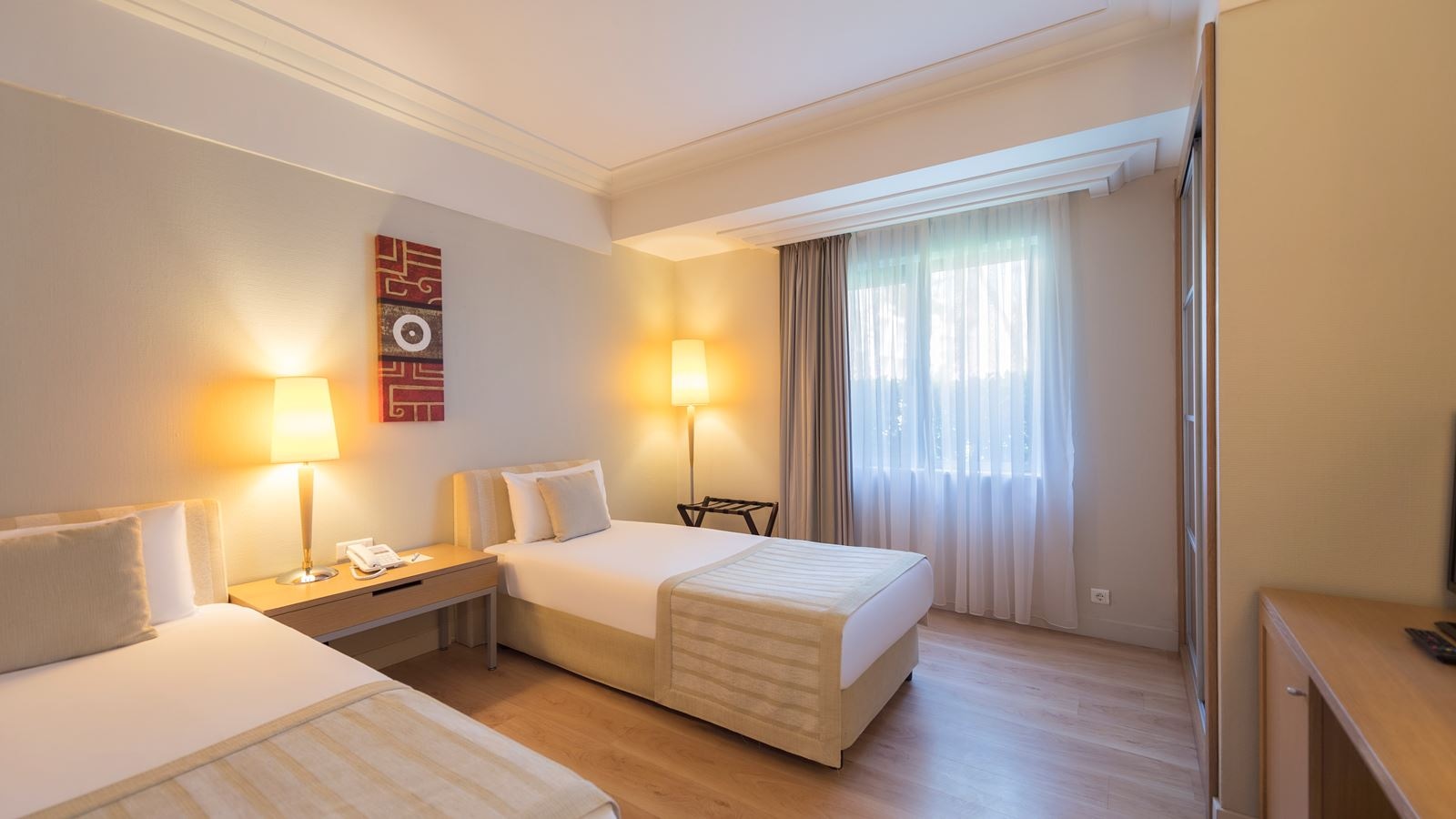 rooms-lake-house-pool-view-2-bedrooms-and-1-living-room-with-balcony