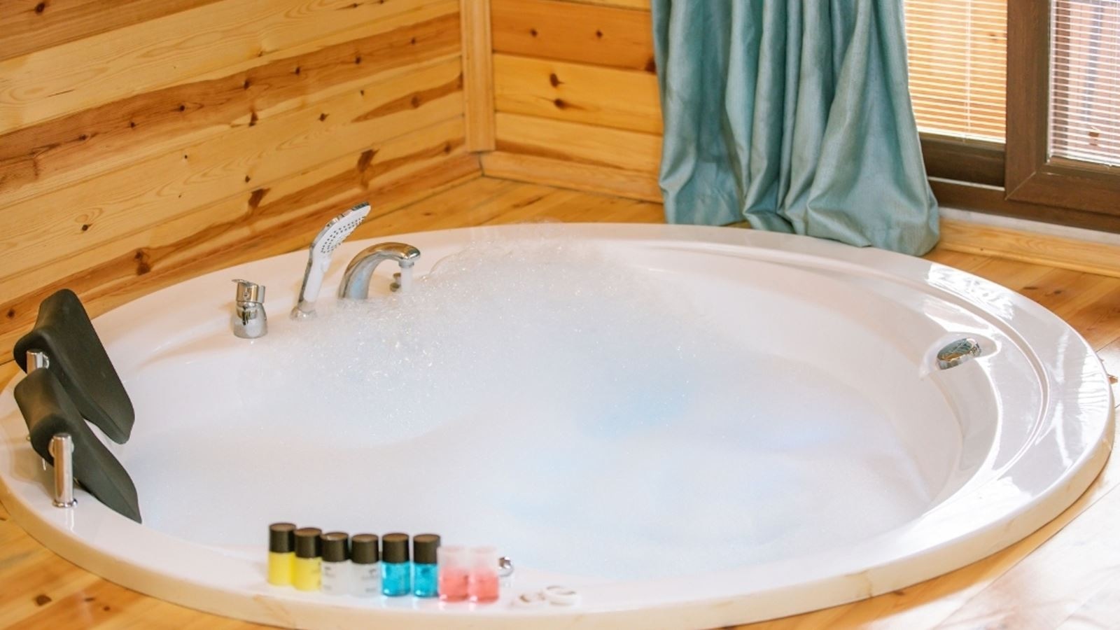 rooms-somineli-jakuzili-bungalow-oda