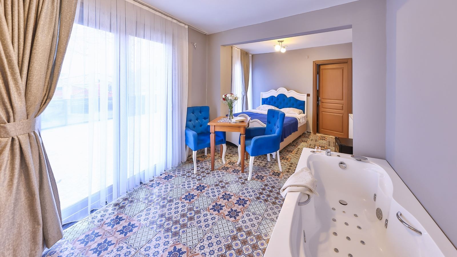 rooms-somineli-jakuzili-lacivert-oda