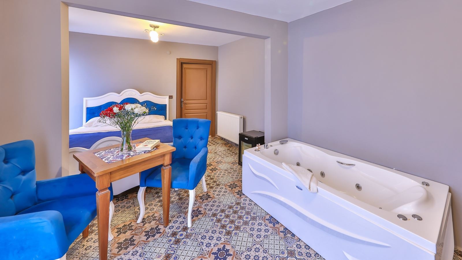 rooms-somineli-jakuzili-lacivert-oda