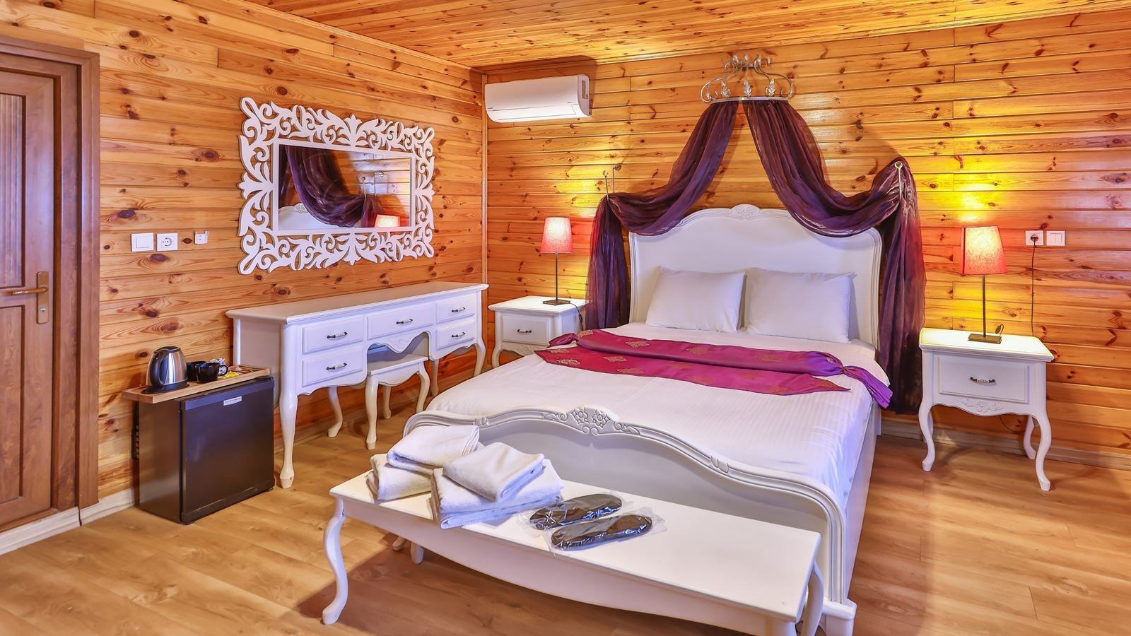 rooms-somineli-jakuzili-bahce-ve-havuz-manzarali-bungalow-oda