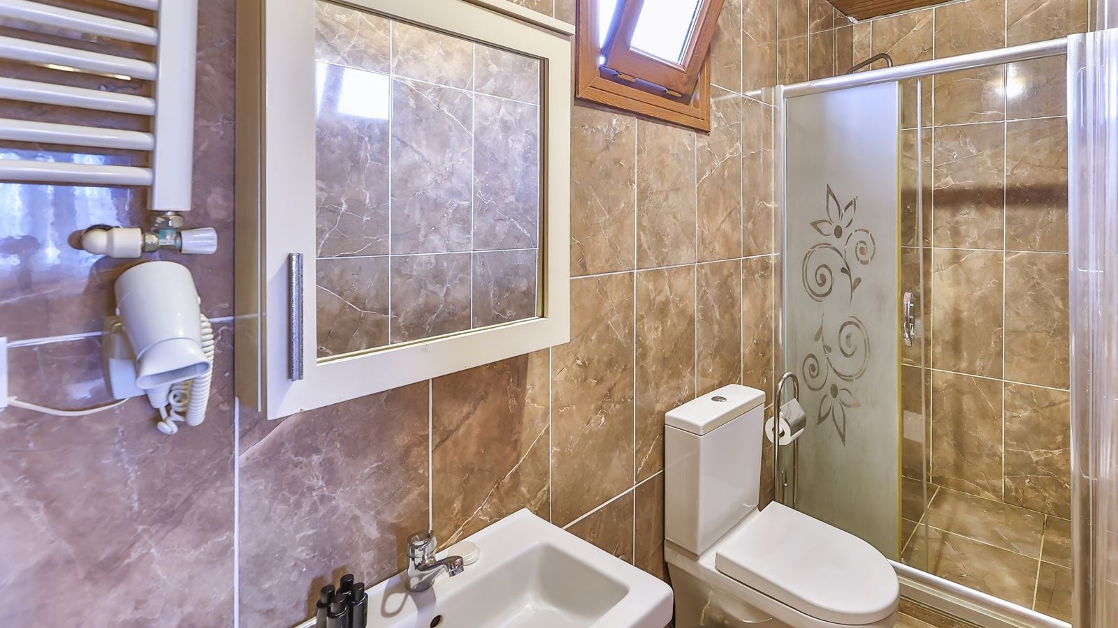 rooms-somineli-jakuzili-bahce-ve-havuz-manzarali-bungalow-oda