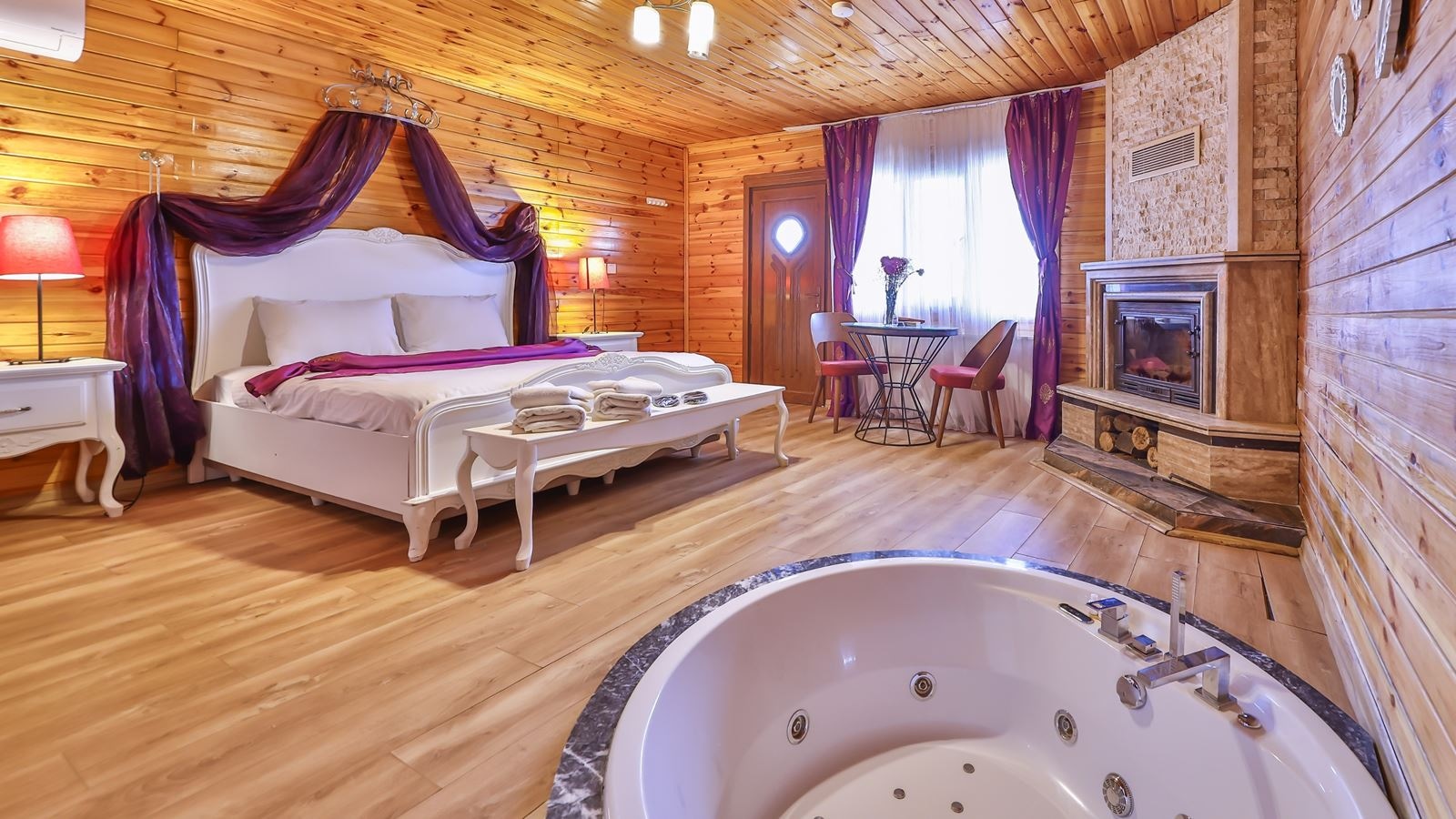 rooms-somineli-jakuzili-bahce-ve-havuz-manzarali-bungalow-oda