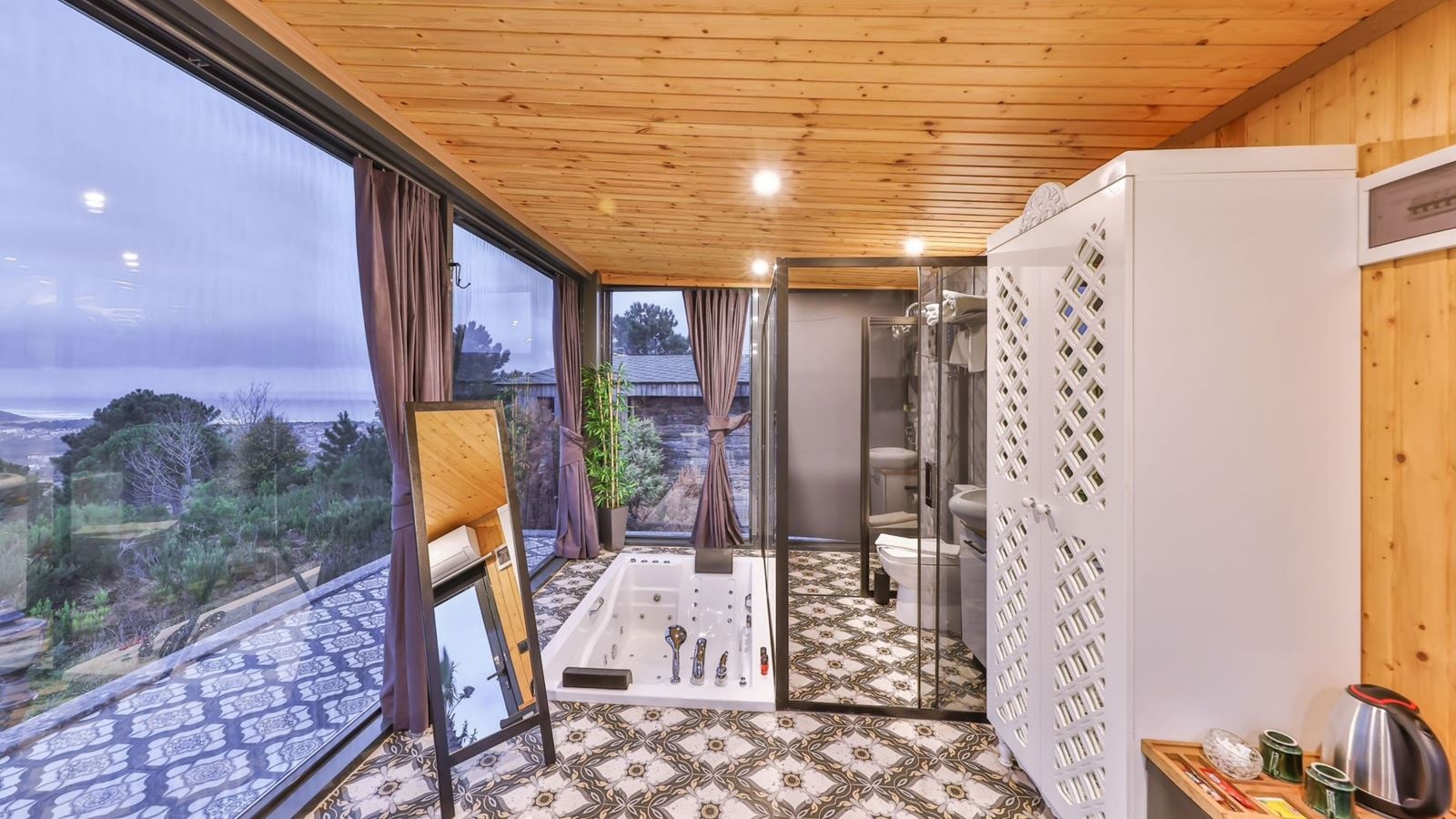 rooms-jakuzili-mirror-house