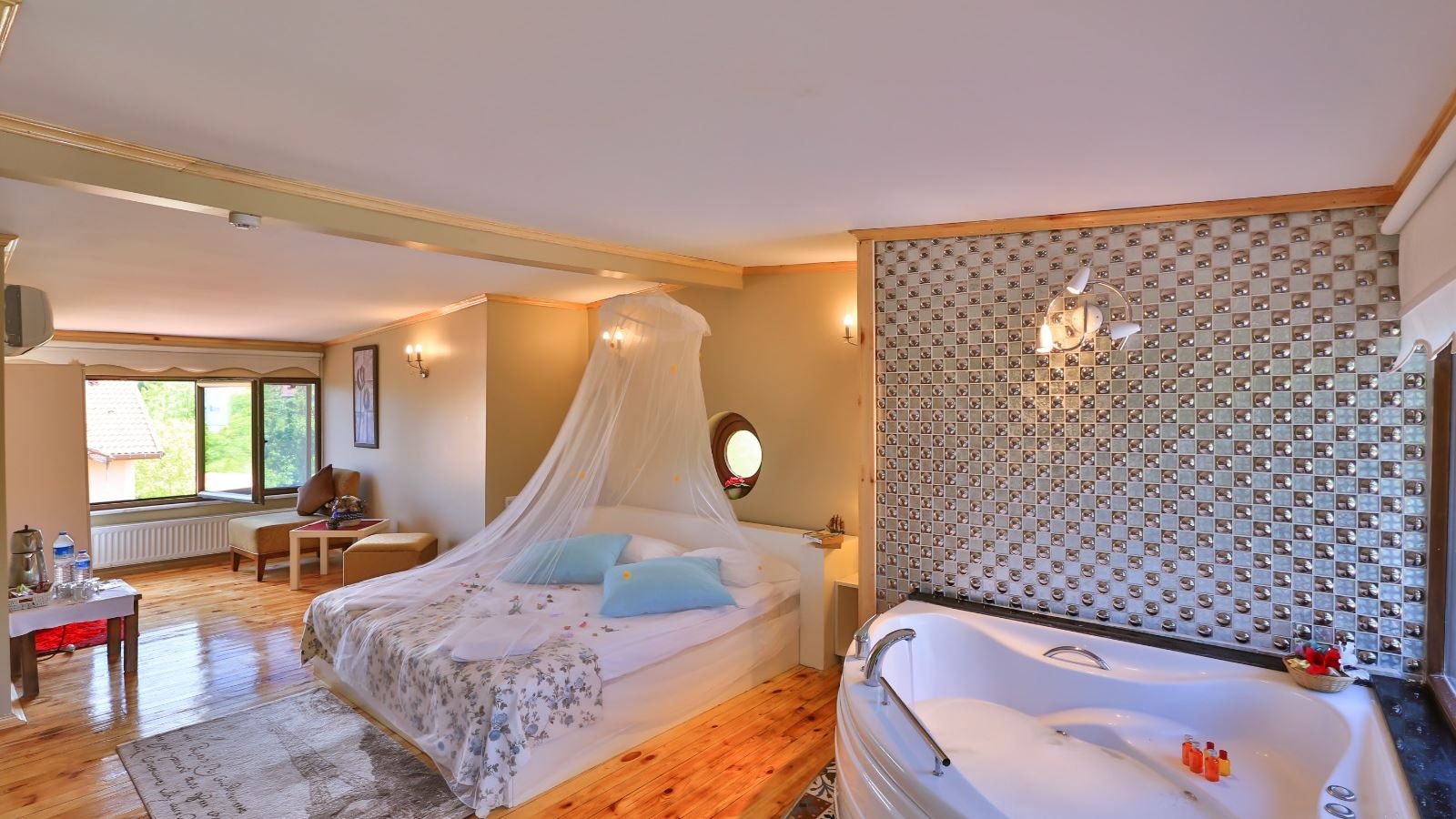 rooms-deluxe-suit-spa-kuvetli-somineli-isiticili--balkonlu-nehir-manzarali-oda